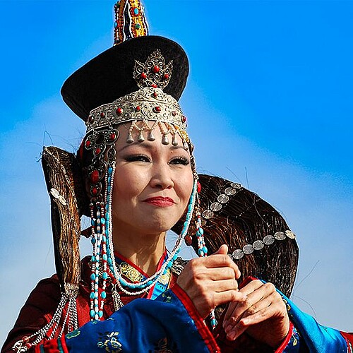Traditionelle Kleidung und Schmuck an Frau in Russland.