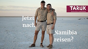 Zwei Menschen umarmen sich auf der Etosha Salzpfanne