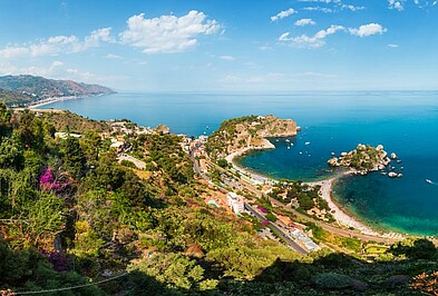 Mittelmeerküste vor Taormina auf Sizilien, Italien