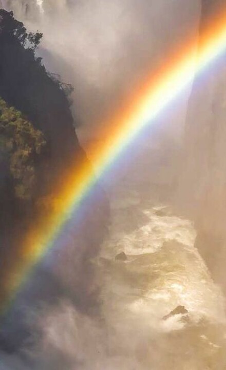 Regenbogen über den Victoria Wasserfällen in Simbabwe