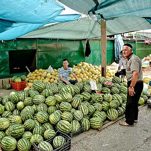 Melonenverkäufer an einem Markt im Balkan