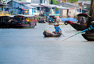 Frau im Boot auf dem Mekong in Vietnam auf der Reise Zauber des Mekong