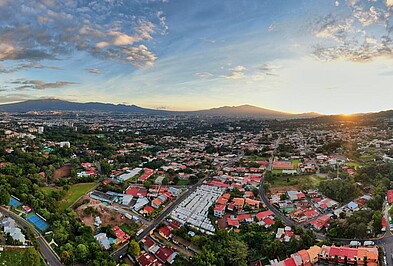 Panorama über Häuser und Berge San Jose Costa Rica
