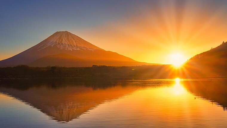 Heiliger Berg Fuji mit Sonnenaufgang am See in Japan