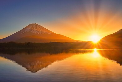 Heiliger Berg Fuji mit Sonnenaufgang am See in Japan