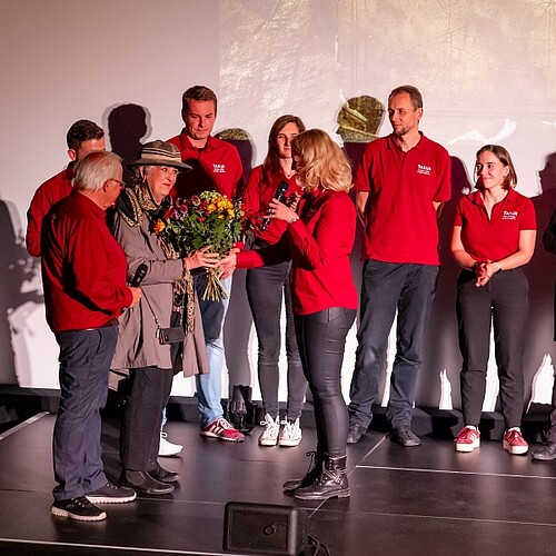 Halina Kohl überreicht Melanie Haape einen Blumenstrauß bei der TARUK Roadshow 2024 in Berlin