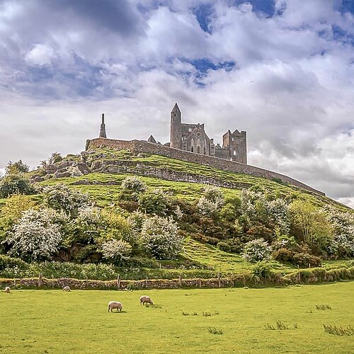 Grüner Berg mit Felsen von Cashel in Irland.