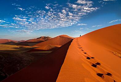 Rote Dünen bei Sossusvlei in Namibia mit Fussspuren