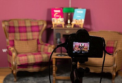 Zwei Sessel vor einer Kamera im Studio