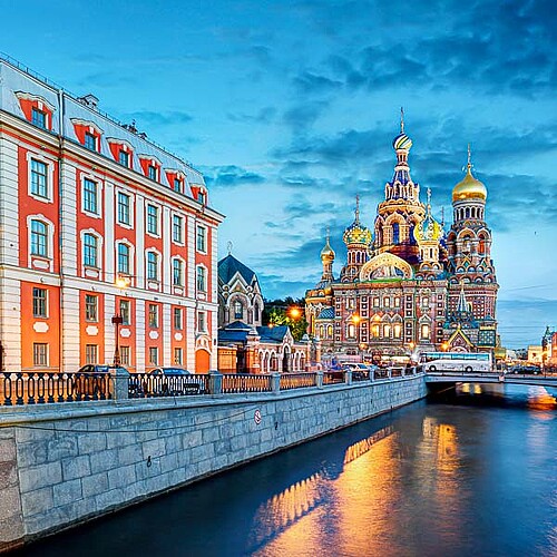Fluss vor der Kathedrale in St. Petersburg in Russland