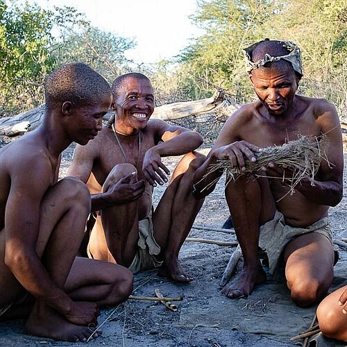 buschmaenner- San-zentralkalahari-machen-feuer botswana Reise