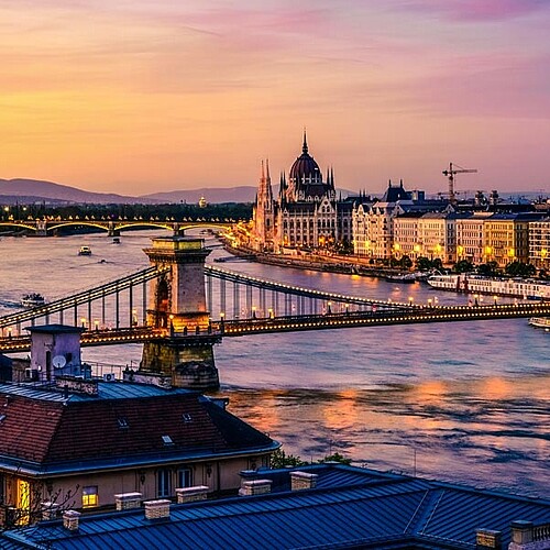 Budapest an der Donau im Sonnenuntergang in Ungarn.