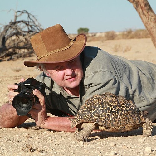 TARUK Gründer Johannes Haape mit Kamera fotografiert Schildkröte in Afrika
