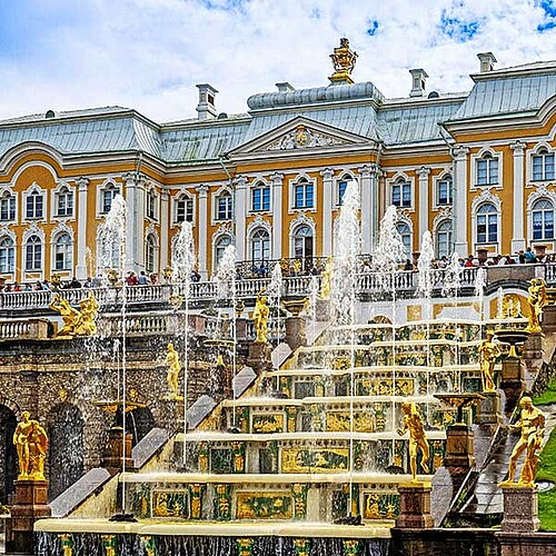 Goldene Fontänen am Peterhof bei St. Petersburg in Russland
