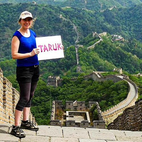 TARUK-Mitarbeiterin Eva Gegenbach auf der Chinesischen Mauer bei Mutianyu während ihrer China-Reise