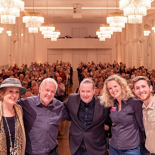 Joey Kelly vor Publikum mit TARUK Mitarbeitern in Koeln