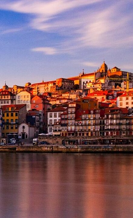 Schiff im Sonnenuntergang an der Küste Portos in Portugal