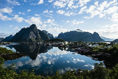 Reine auf den Lofoten in Norwegen mit Bergkulisse und Spiegelung
