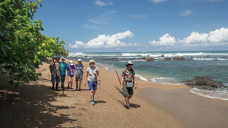 Touristen spazieren am Strand in Costa Rica