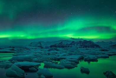 Polarlichter über einem Gletschersee mit Eisschollen auf Island