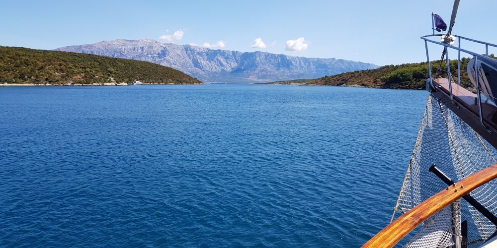 Blick von Segelschiff auf Die Insel Brac und das blaue Meer in Kroatien