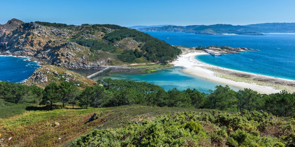 Meer, Strand und grüne Hügel im Islas Cies Nationalpark an der galicischen Küste in Spanien