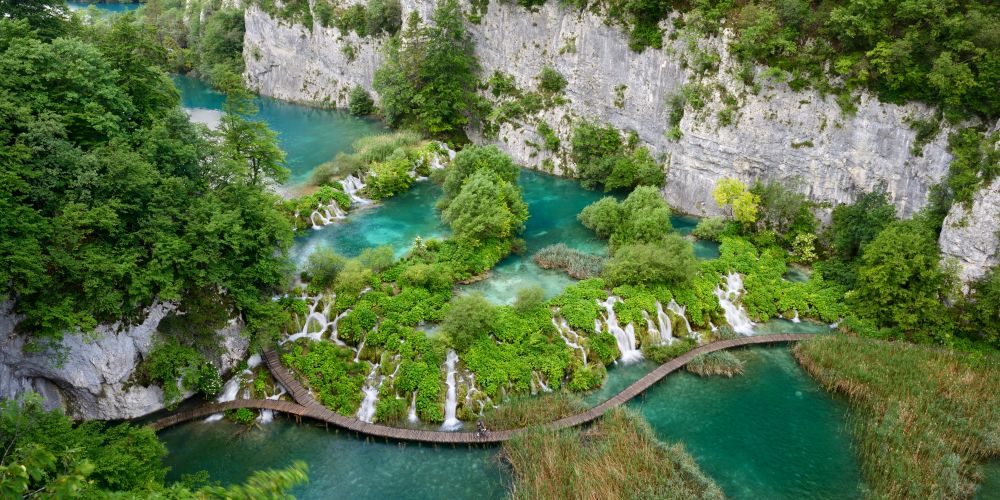Wasserfälle und Seen im UNESCO Weltnaturerbe Nationalpark Plitvicer Seen in Kroatien