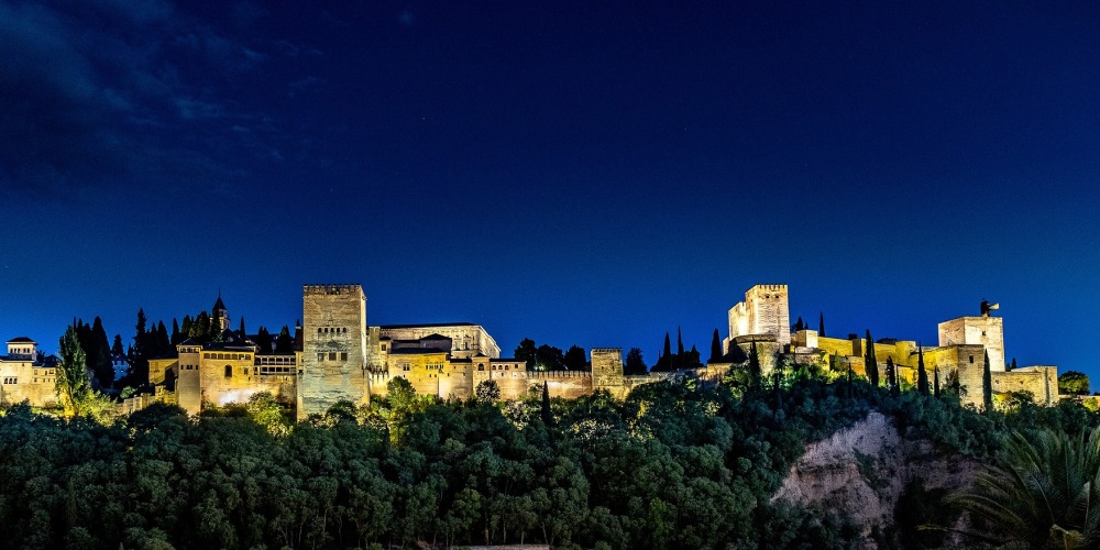 Blick auf die Alhambra in Granada zur blauen Stunde - Andalusien, Spanien