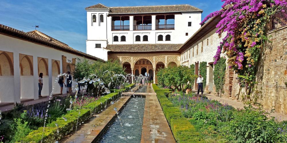 Garten des Sommerpalastes Generalife an der Alhambra in Granada, Andalusien, Spanien