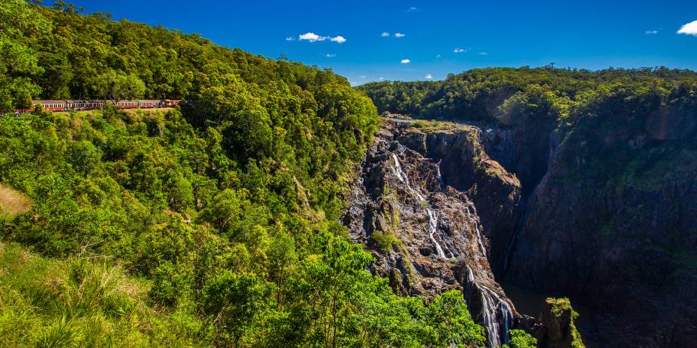 Barron Falls mit Zug nach Kuranda in Australiens Queensland