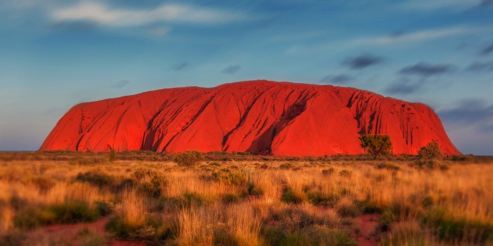 Uluru / Ayers Rock bei Sonnenuntergang im Outback in Australien