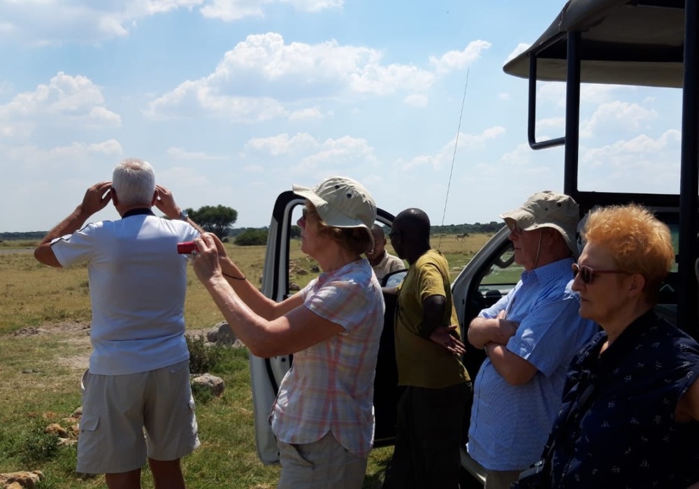 TARUK-Reisegruppe hält Ausschau nach Wildtieren in Botswana