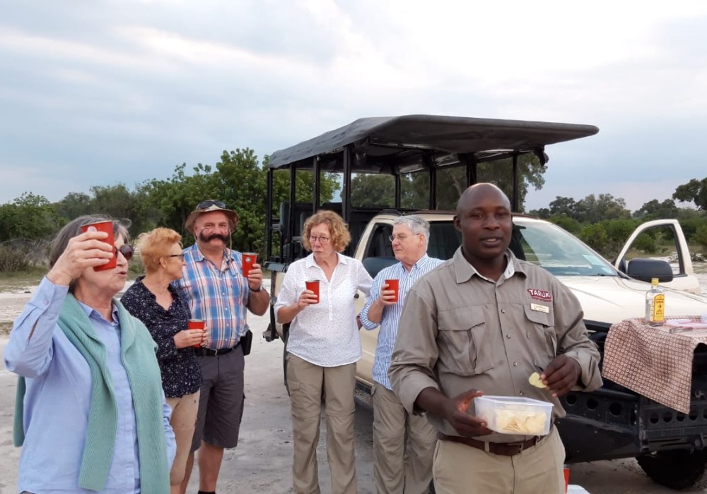 TARUK-Reisegruppe beim Sundowner in Botswana