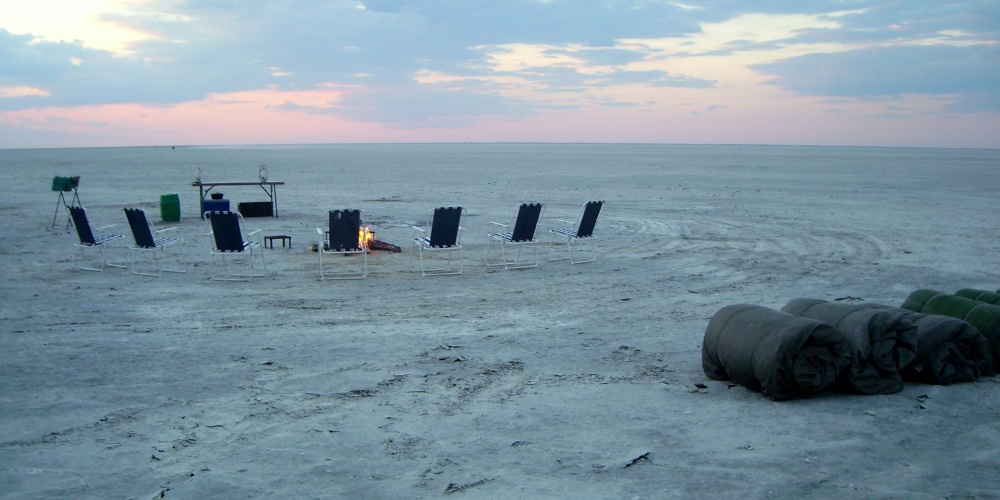 Makgadikgadi Salzpfanne in Botswana mit Camp