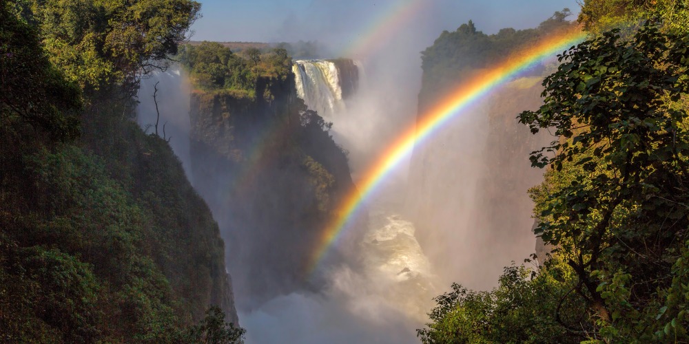 Victoria Fälle mit Regenbogen in Simbabwe
