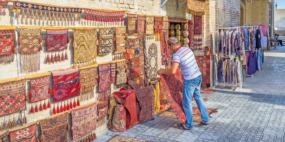 Teppiche auf einem Basar in Usbekistan an der alten Seidenstraße