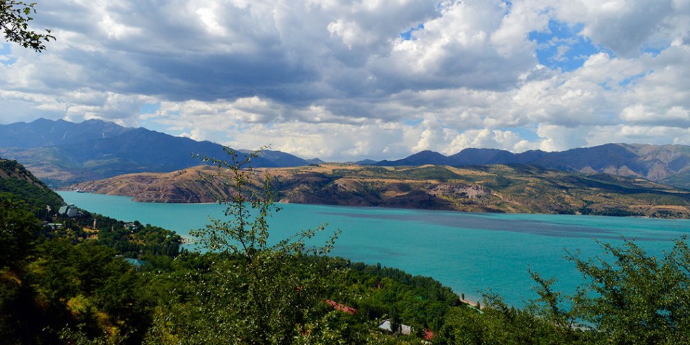 Charvak Stausee mit Tschimgan Gebirge im Hintergrund in Usbekistan an der altern Seidenstraße