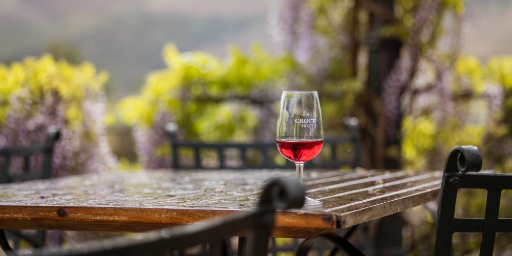 Glas Wein auf Tisch im Douro-Tal in Portugal