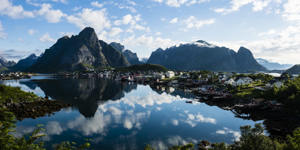 Reine auf den Lofoten umgeben von Wasser und Bergen in Norwegen