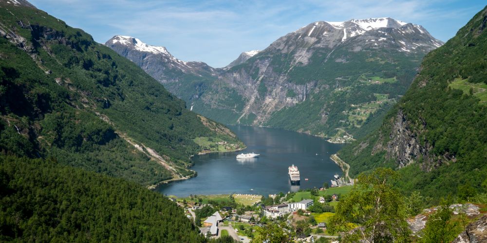 Geirangerfjord von Aussichtspunkt mit Bergen und Kreuzfahrtschiffen in Norwegen