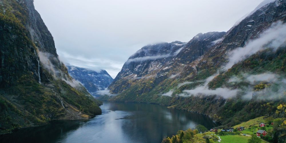 Blick in den Naeroyfjord in Norwegen