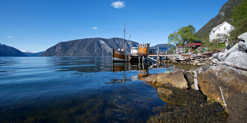 Boot und klares Wasser am Sognefjord in Norwegen
