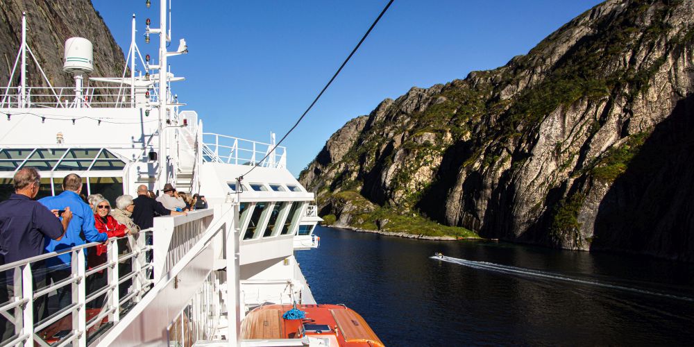 Schiff im Trollfjord bei den Lofoten, Norwegen