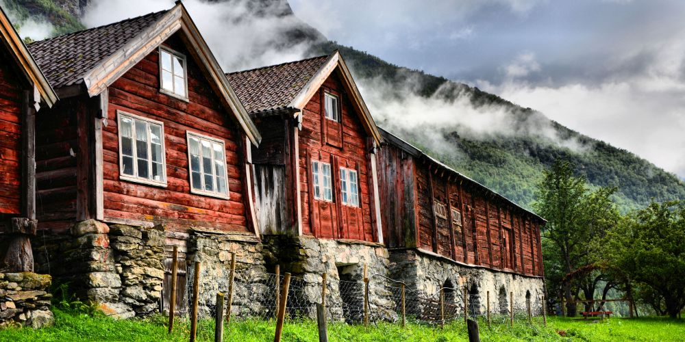 Häuser am Aurlandsfjord bei Flam in Norwegen