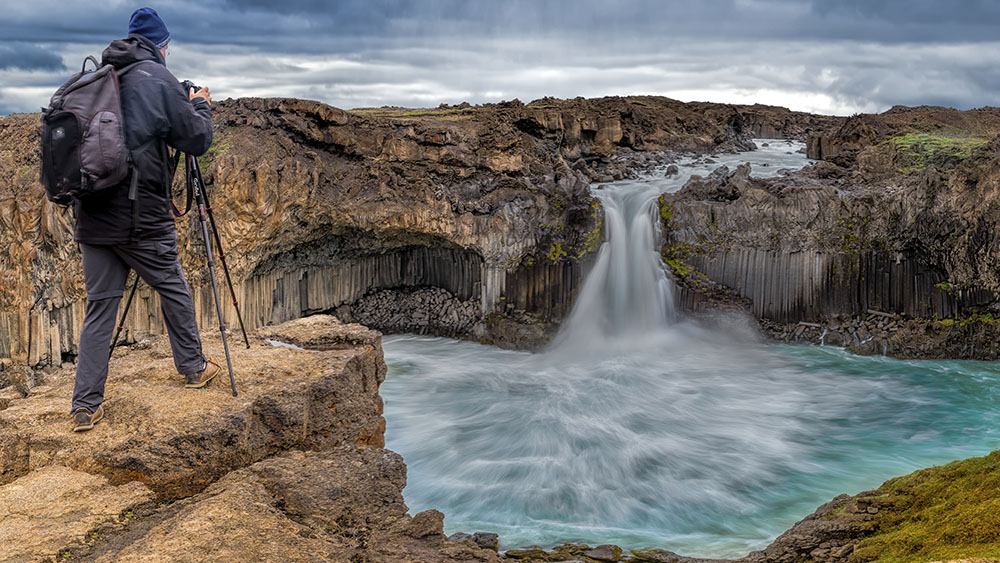 Miachael Voß fotografiert am Aldeyar Wasserfall in Island