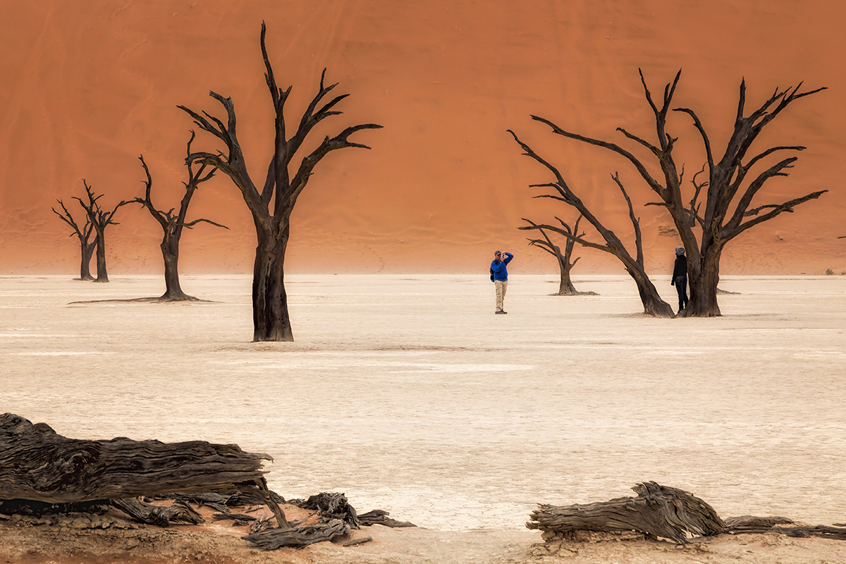 Namibia DeadVlei Paar fotografiert Bäume Sossusvlei