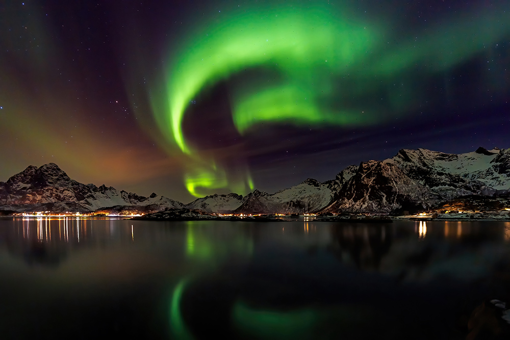 Polarlichter Lofoten Norwegen Winter-Spiegelung