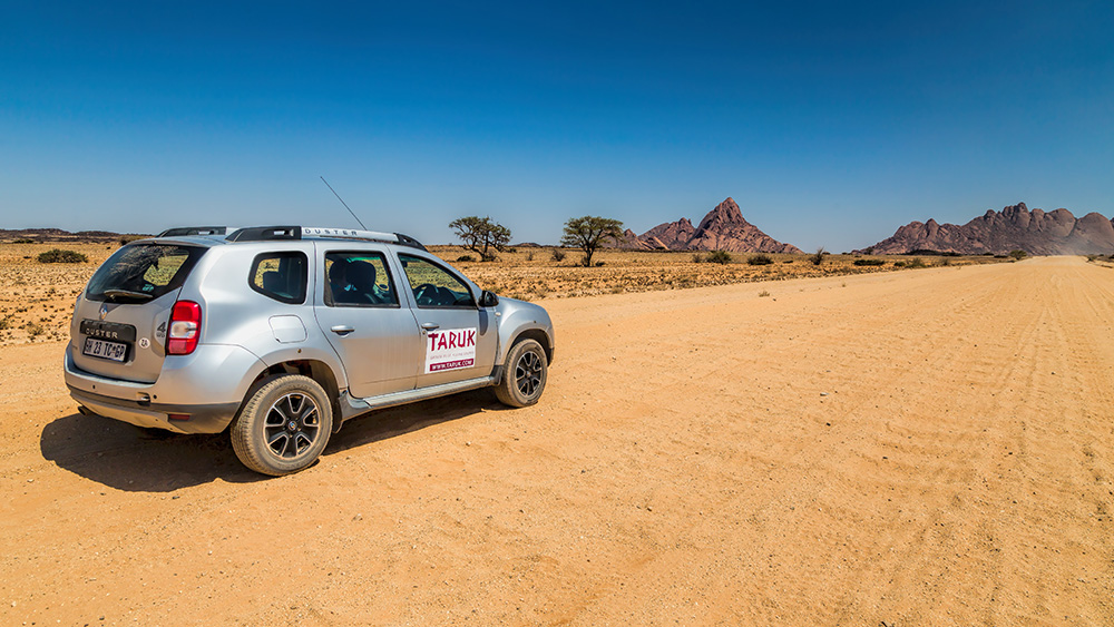 Selbstfahrer Fahrzeug an der Spitzkoppe Namibia