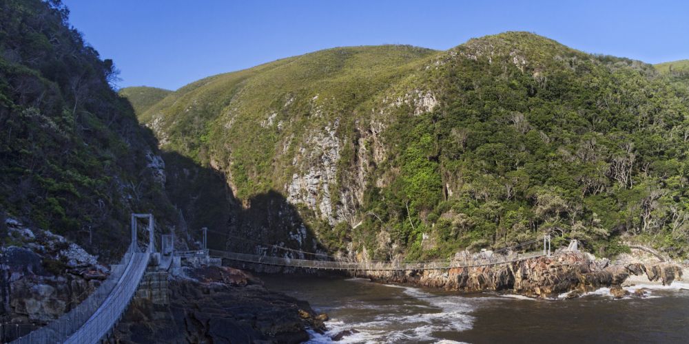 Hängebrücke über dem Storms River Mouth im Tsitsikamma Nationalpark in Südafrika