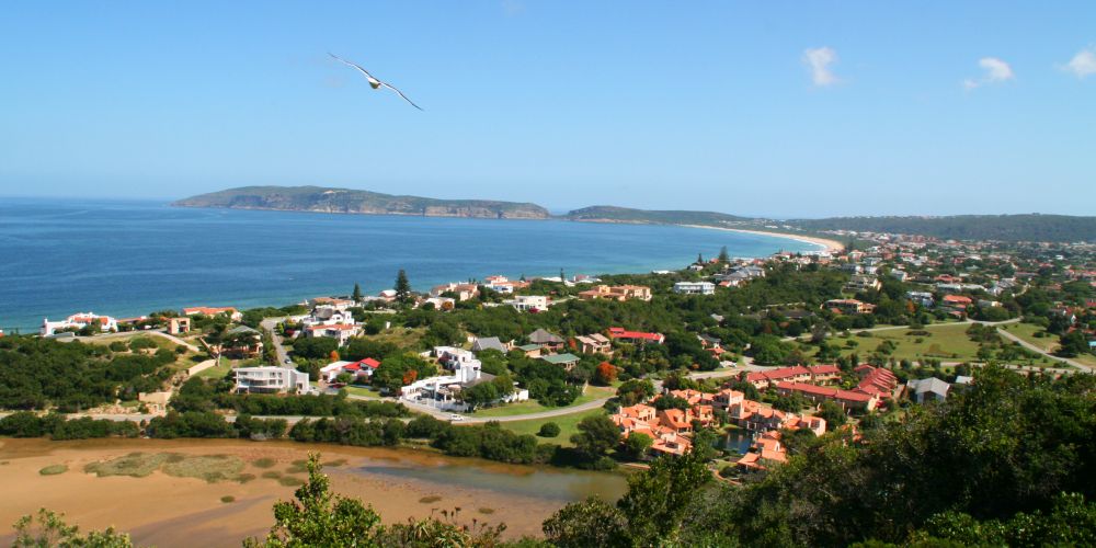 Die Plettenberg Bay mit indischem Ozean an der Garden Route in Südafrika